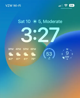 Lock Screen widgets showing hourly forecast, AQI, and wind
